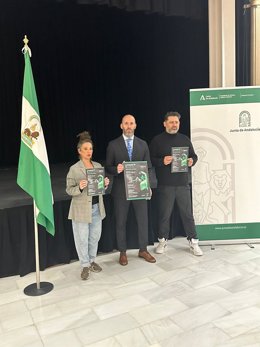 El delegado territorial de Turismo, Cultura y Deporte de la Junta en Córdoba, Eduardo Lucena (centro), en la presentación de actividades del Teatro Cómico por el Día de Andalucía.