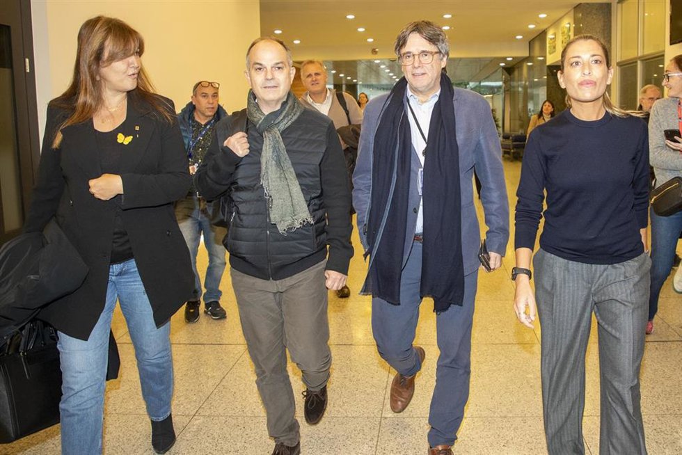 Archivo - (I-D) La presidenta de Junts, Laura Borrs; el secretario general de Junts per Catalunya, Jordi Turull; el expresidente de la Generalitat, Carles Puigdemont, y la diputada de Junts, Miriam Nogueras, a su llegada al Parlamento Europeo, a 8 de n