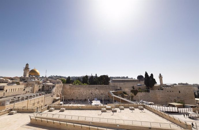 Archivo - Illustration picture shows a general view of the Western wall in Jerusalem with the Dome of the Rock Mosque in the Al-Aqsa Mosque complex in the background in marge of a visit to the Palestinian Territories, Thursday 12 May 2022. Kitir will visi