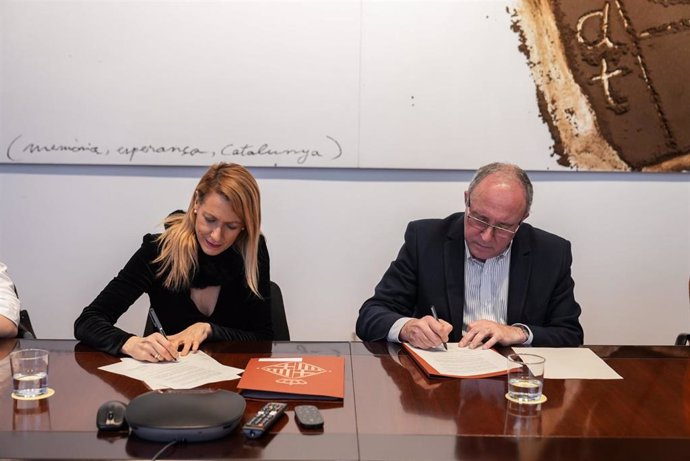 La teniente de alcalde de Educación, Maria Eugènia Gay, y el decano de la Facultad de Psicología, Ciencias de la Educación y del Deporte de Blanquerna-URL, Jordi Riera, firman un acuerdo de colaboración para impulsar MediaTIC.