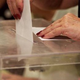 Archivo - Una persona introduciendo un voto en una urna.