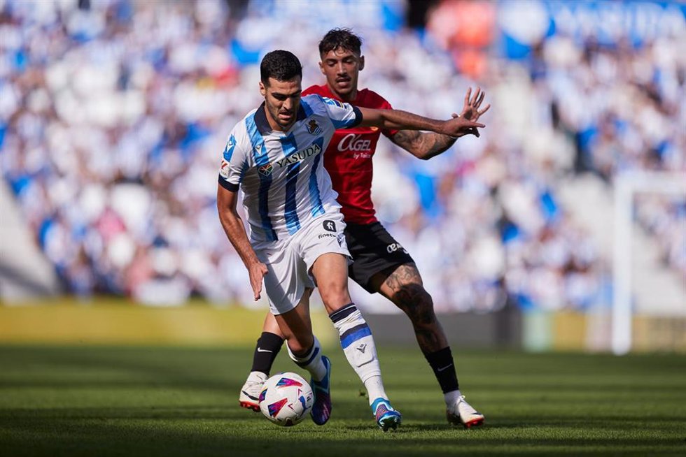 Archivo - Mikel Merino, jugador de la Real Sociedad, disputa un balón con Antonio Sánchez, jugador del Mallorca.