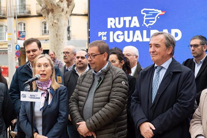 La vicepresidenta del Congreso de los Diputados y secretaria de Política Social del PP, Ana Pastor; interviene en un acto de la ‘Ruta para la igualdad entre españoles’ del PP, en la Plaça Poeta Marquina, a 26 de febrero de 2024, en Girona, Catalunya (Espa