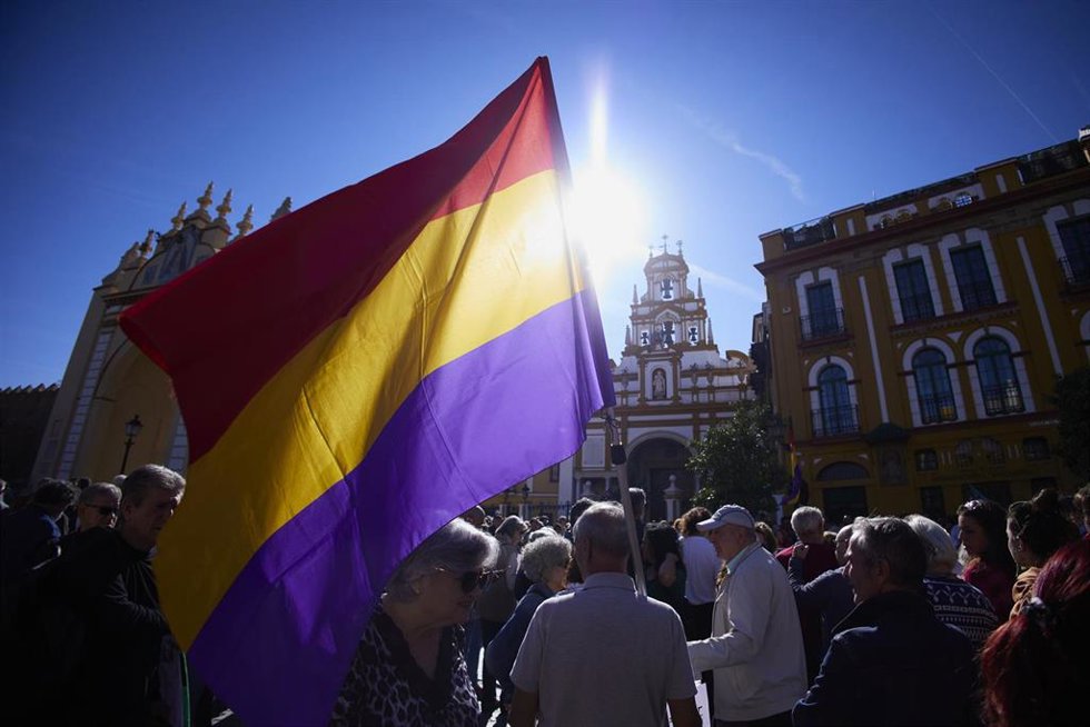Archivo - Contraluz de una bandera republicana durante la concentración de colectivos memorialistas de Sevilla ante la basílica de la Macarena, a 6 de noviembre de 2022 en Sevilla (Andalucía, España).