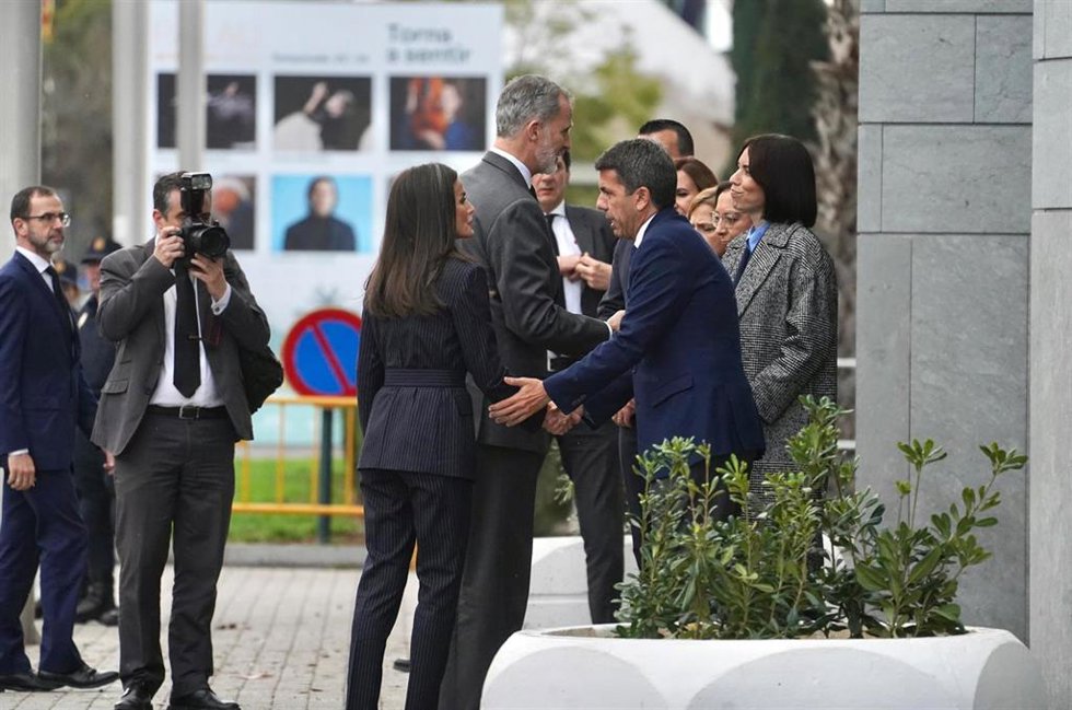 Sus Majestades los Reyes recibidos por las autoridades antes de reunirse en Valncia con vecinos afectados por el incendio en Campanar