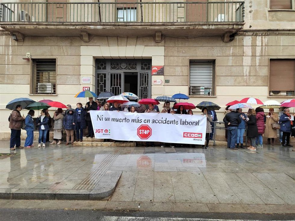 Concentración frente al edificio sindical