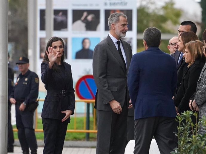 Los Reyes Felipe VI (2i) y Letiza (1i) saludan al presidente de la Comunidad Valenciana, Carlos Mazón (3d), durante una visita a las familias afectadas por el incendio en un edificio de Campanar.