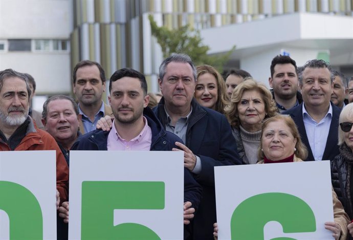 Concentración organizada por el PSOE-A ante el Hospital Virgen Macarena de Sevilla, con la participación del secretario general del PSOE-A, Juan Espadas.