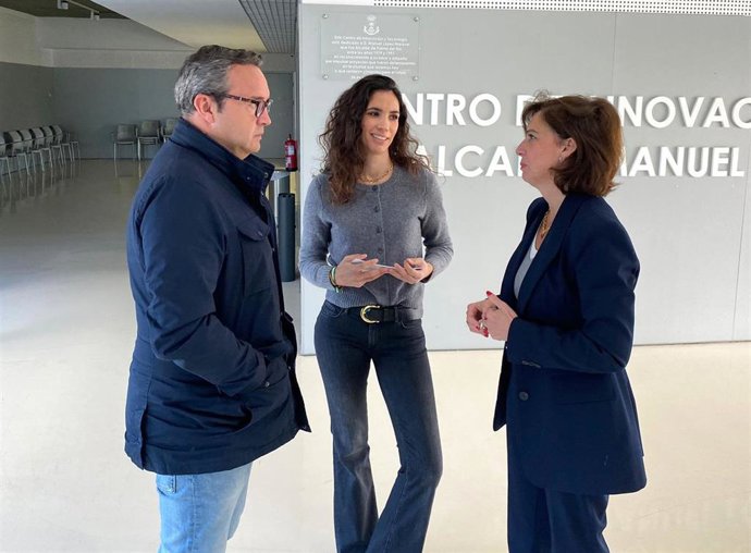 La senadora del PP de Córdoba, Lorena Guerra (centro), en su visita a Palma del Río.