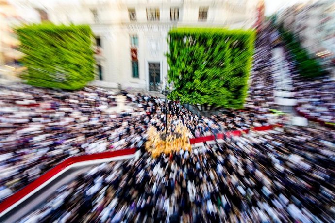 Archivo - Santo Entierro Grande por la Avenida de la Constitución camino de la Catedral de Sevilla, en imagen de archivo