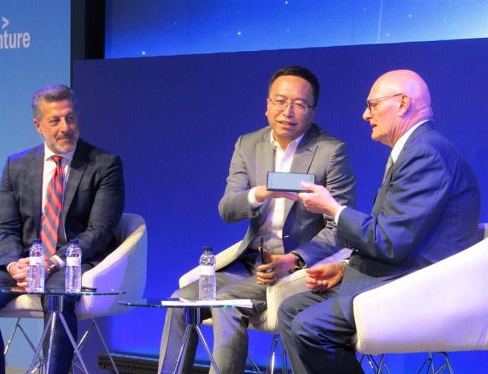 El ceo de Honor Device, George Zhao; el director general del grupo MCX Qualcomm Technologies, Alex Katouzian, y el ceo de GSMA, John Hoffman, en el Mobile World Congress.
