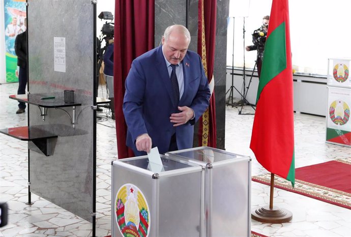 Archivo - El presidente de Bielorrusia, Alexander Lukashenko, votando