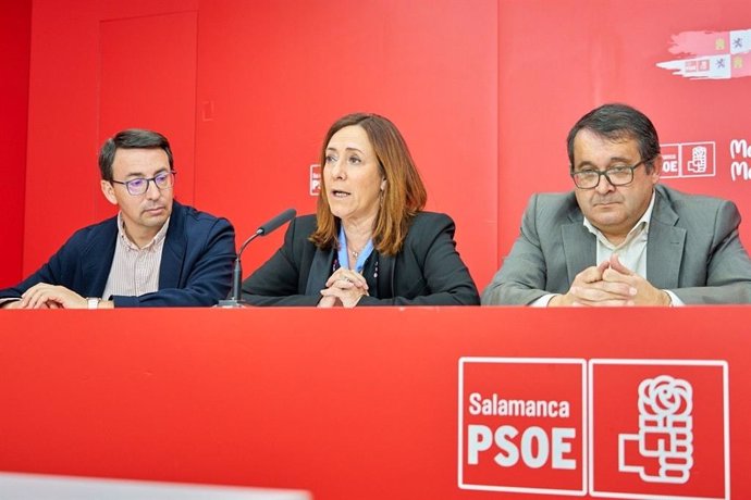 Archivo - La procuradora Rosa Rubio, en el medio, junto a los también procuradores socialistas por Salamanca Fernando Pablos y Jan Luis Cepa
