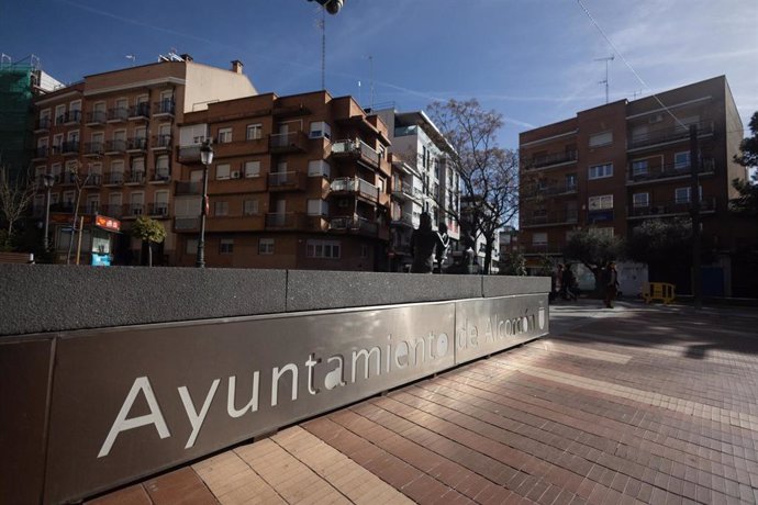 Cartel del Ayuntamiento de Alcorcón, a 1 de febrero de 2024, en Alcorcón, Madrid (España).