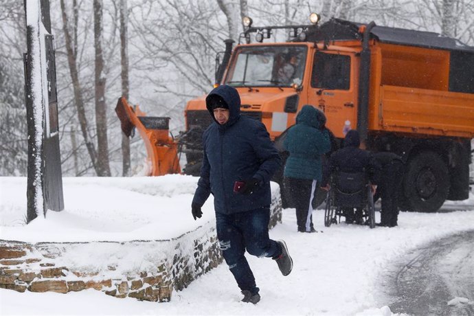 Un hombre camina sobre la nieve, a 23 de febrero de 2024, en Pedrafita do Cebreiro, Lugo, Galicia (España). Ayer llegó a la península un frente activo procedente de Islandia, que ha hecho que las temperaturas vuelvan a quedar bajo cero en puntos como Pedr