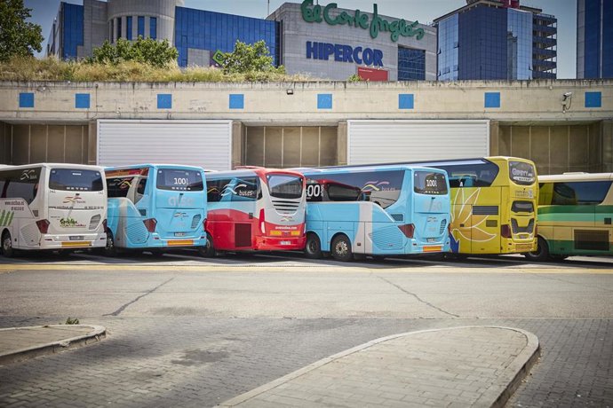 Archivo - Autobuses en la estación Sur de autobuses Méndez Álvaro