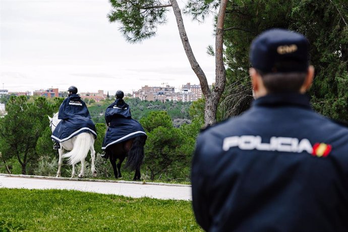 Archivo - Agentes de Policía Nacional supervisan la zona durante un simulacro de búsqueda de una persona, en el parking del Lago de Casa de Campo, a 26 de octubre de 2023, en Madrid (España). 