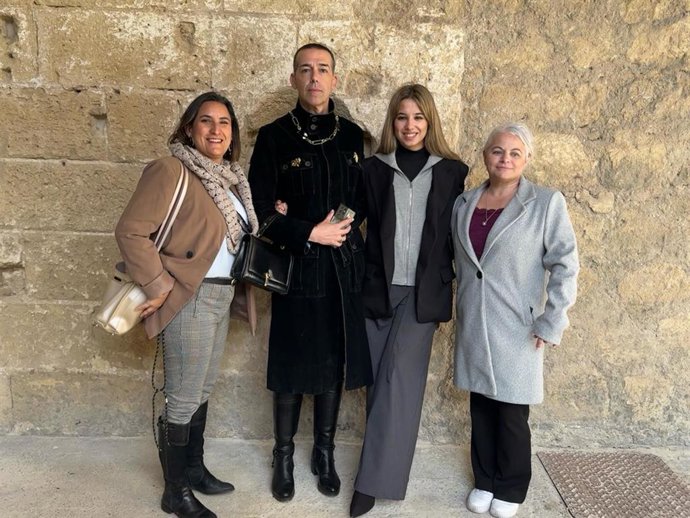 El teniente de alcalde de Comercio del Ayuntamiento de El Puerto de Santa María, David Calleja, junto a Claudia Bautista de CBC Eventos y Comunicación, e integrantes de la asociación Redmudis.