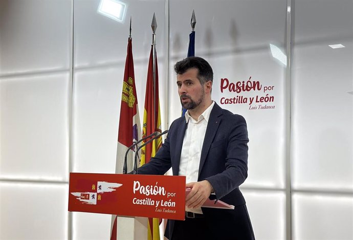 El secretario general del PSOE de Castilla y León y portavoz en las Cortes, Luis Tudanca, en rueda de prensa tras presidir el Plenario de la Comisión Ejecutiva Autonómica de la formación.