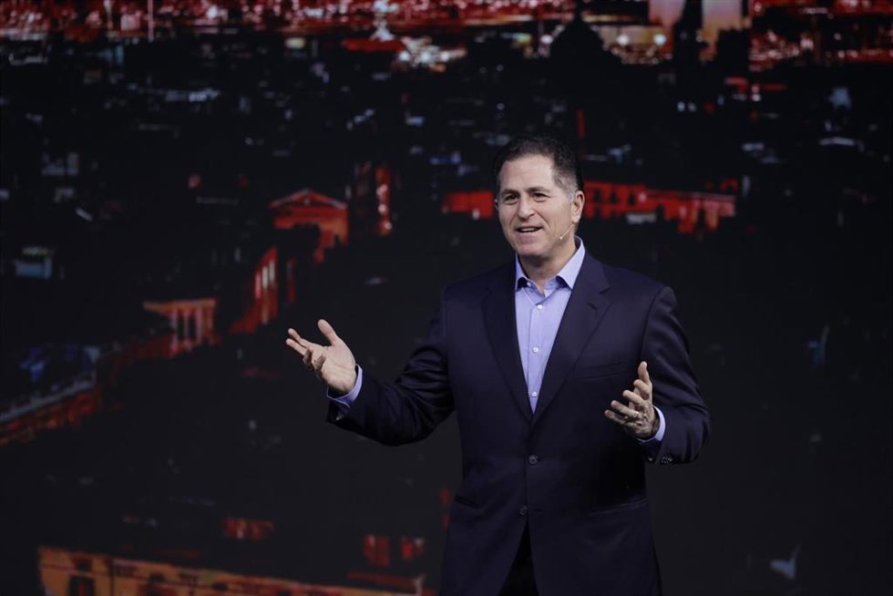 El ceo de Dell Technologies, Michael Dell, interviene durante la sesión del MWC 'New strategies for a new era' el primer día de la XVIII edición del Mobile World Congress (MWC), en el recinto Gran Via de Fira de Barcelona en L'Hospitalet de Llobregat, a