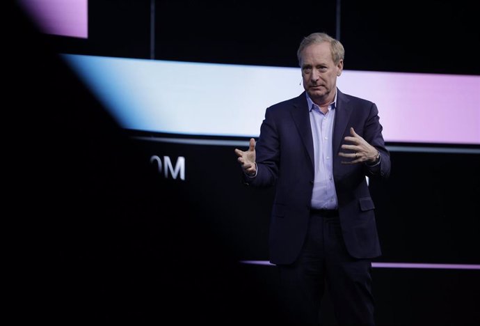 El presidente de Microsoft, Brad Smith, interviene durante la sesión del MWC 'New strategies for a new era' el primer día de la XVIII edición del Mobile World Congress (MWC)