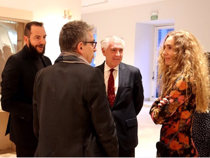 BORJA THYSSEN Y BANCA CUESTA PRESIDEN LA INAUGURACIÓN DE LA EXPOSICIÓN MONOGRÁFICA DE ISABEL QUINTANILLA EN EL MUSEO THYSSEN DE MADRID