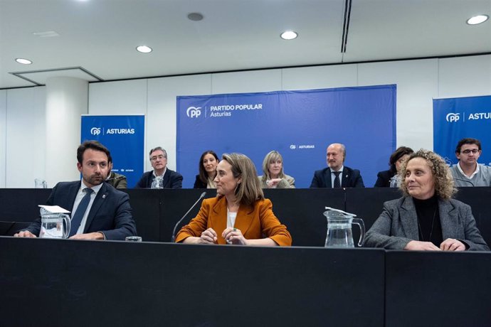 La secretaria general del PP, Cuca Gamarra, preside el Comité Ejecutivo Regional del partido en Asturias junto al presidente, Álvaro Queipo, y la secretaria del PP asturiano, Beatriz Llaneza.