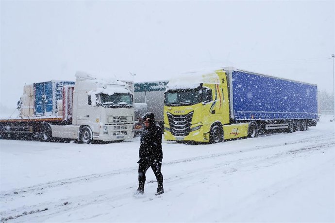 Archivo - Temporal en una carretera de Cantabria en foto de archivo