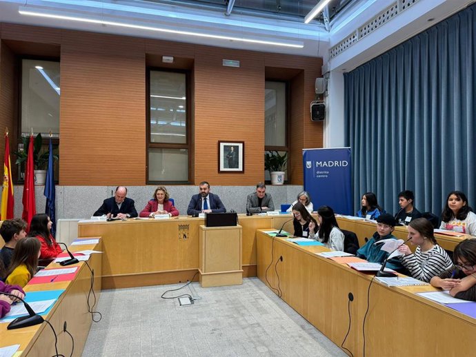 Una treintena de jóvenes denuncian la tala de árboels y la inseguridad en el Pleno Infantil y Adolescente de Distrito Centro