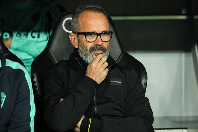 Archivo - Alvaro Cervera, head coach of Cadiz looks on during La liga football match played between Real Madrid and Cadiz CF at Santiago Bernabeu stadium on December 19, 2021, in Madrid, Spain.