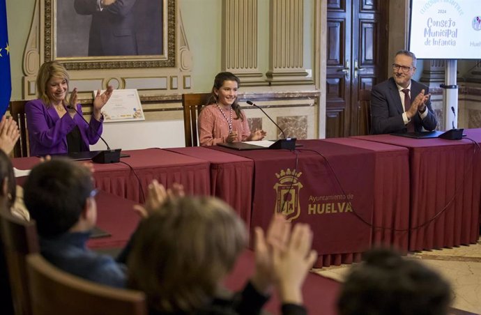 Manuela Pérez Rodríguez, alumna del Colegio Molière, toma posesión como nueva alcaldesa infantil.