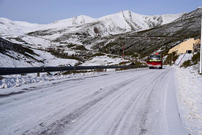Archivo - Una carretera nevada, en la estación de esquí y montaña de Alto Campoo, a 5 de diciembre de 2023, en Brañavieja, Cantabria (España).