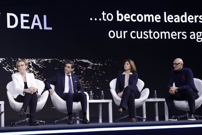 (I-D) La CEO de Vodafone, Margherita della Valle; el presidente de Telefónica, José María Álvarez-Pallete; la CEO de Orange, Christel Heydemann, y el CEO Deutsche Telekom, Tim Höttges,a 26 de febrero de 2024, en Barcelona(España). 