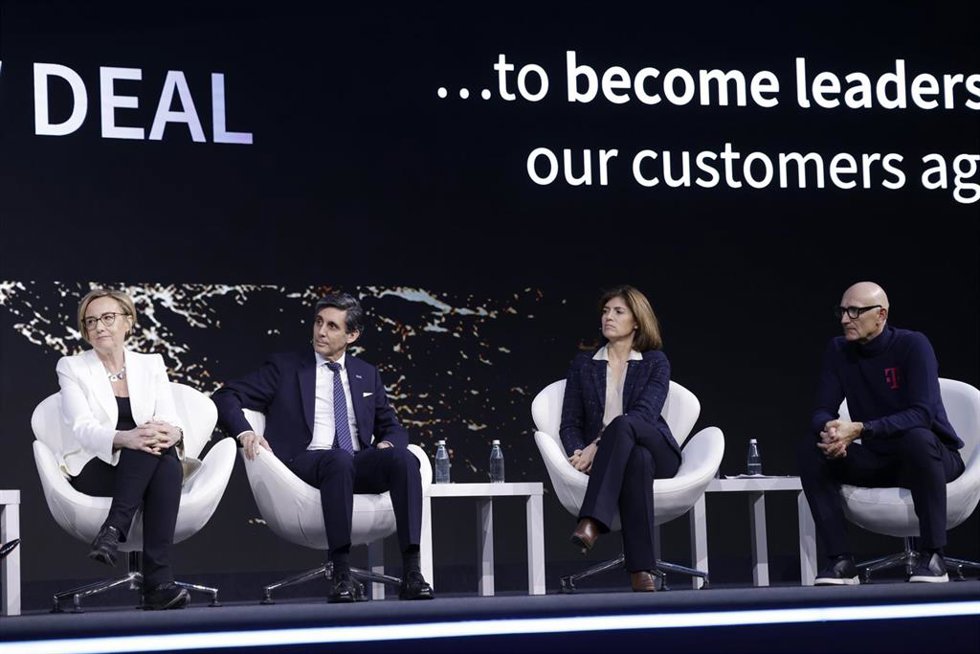 (I-D) La CEO de Vodafone, Margherita della Valle; el presidente de Telefónica, José María Álvarez-Pallete; la CEO de Orange, Christel Heydemann, y el CEO Deutsche Telekom, Tim Httges,a 26 de febrero de 2024, en Barcelona(España). 