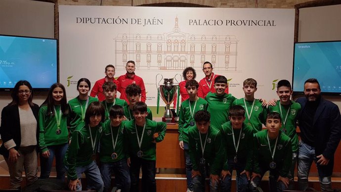 La vicepresidenta tercera y diputada de Cultura y Deportes, África Colomo, ha recibido en el Palacio Provincial a los jugadores de la selección jiennense de fútbol sala que se han proclamado campeones de Andalucía en categoría infantil.