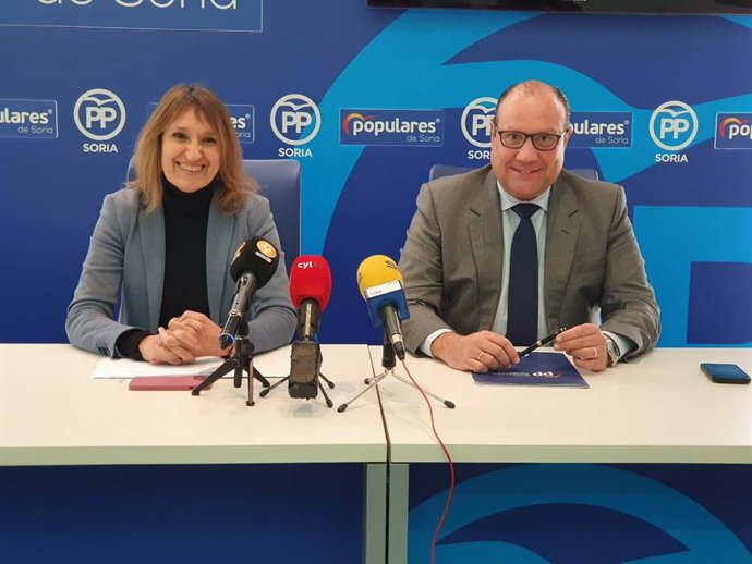 La consejera de Educación, Rocío Lucas, del PP, en la presentación de los Presupuesto de la Junta para Soria  junto al procurador Pedro Antonio Heras.