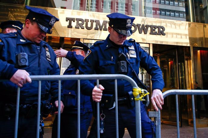 Archivo - Policías junto a la Torre Trump de Nueva York