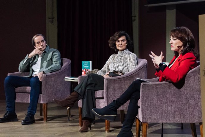 (I-D) El periodista  Isaías Lafuente; la exvicepresidente del Gobierno, Carmen Calvo, y la politóloga Cristina Monge durante la presentación del libro ‘Nosotras’ de Carmen Calvo, a 26 de febrero de 2024, en Madrid (España). 