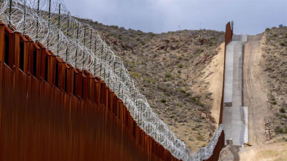 La valla fronteriza entre México y Estados Unidos en Jacumba Hot Springs, California