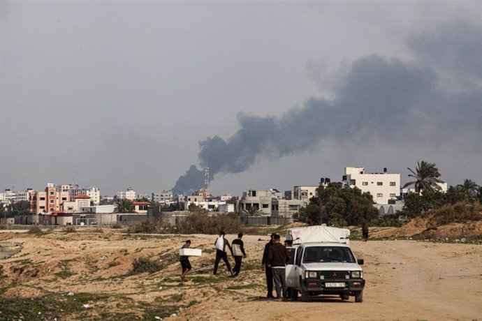 Residentes y voluntarios palestinos reciben a los desplazados que huyeron de la ciudad de Gaza como consecuencia de los continuos bombardeos israelíes y la falta de alimentos y nutrición