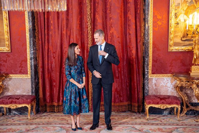 La Reina Letizia y el Rey Felipe VI llegan a recibir al presidente de la República de Guatemala y la Primera Dama, a su llegada a un almuerzo de los Reyes en el Palacio Real, a 22 de febrero de 2024, en Madrid (España). Arévalo visita España tras la invit