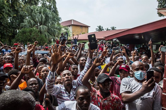 Archivo - Seguidores del líder opositor de Guinea, Cellou Dalein Diallo, tras declararse vencedor de las elecciones presidenciales pese a la ausencia de resultados oficiales