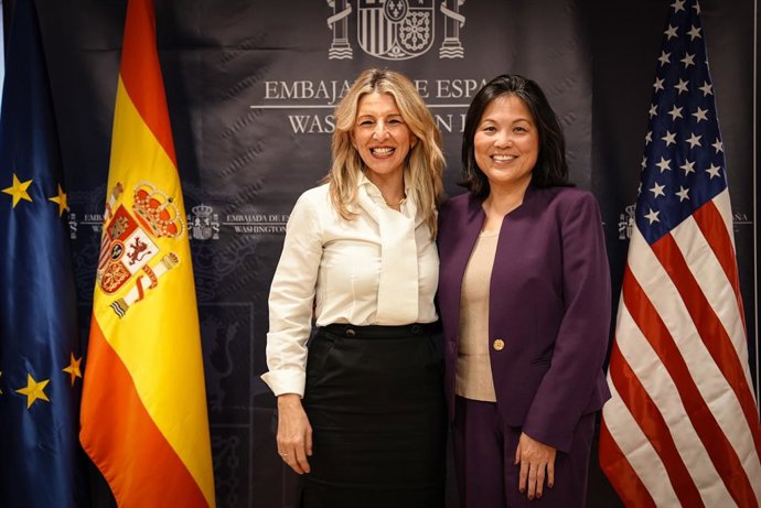 La ministra de Trabajo y Economía Social, Yolanda Díaz, y la secretaria de Trabajo de Estados Unidos (EEUU), Julie Su, en la firma de la declaración sobre transparencia algorítmica en el mundo del trabajo. A 26 de febrero de 2024, en Washington DC (EEUU