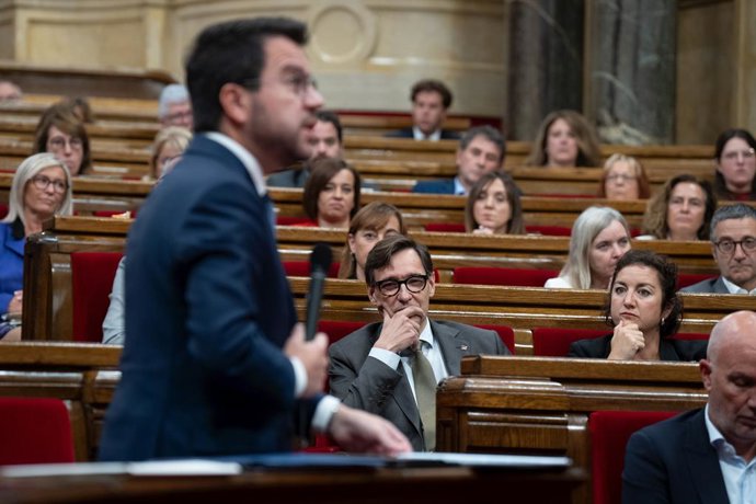Archivo - Arxivo - El president de la Generalitat, Pere Aragons (i), intervé durant una sessió plenria en el Parlament, a 25 d'octubre de 2023, a Barcelona, Catalunya (Espanya). El Parlament vota si tramita una proposició de llei d'comuns i de la CUP 