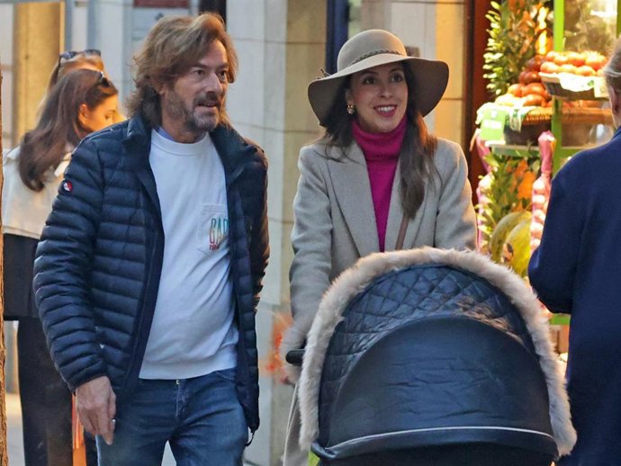 Archivo - Santiago Pedraz  y Elena Hormigos pasean con su hijo Jacobo