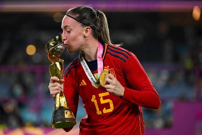Archivo - La futbolista Eva Navarro celebra el Mundial conquistado por España en 2023. 