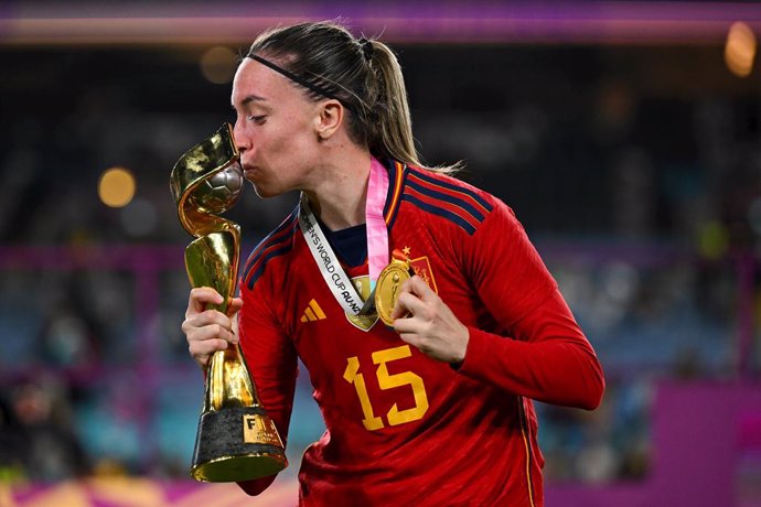 Archivo - Eva Navarro of Spain kisses the winners trophy after winning the FIFA Women's World Cup 2023 Final soccer match between Spain and England at Stadium Australia in Sydney, Sunday, August 20, 2023. (AAP Image/Dean Lewins) NO ARCHIVING, EDITORIAL