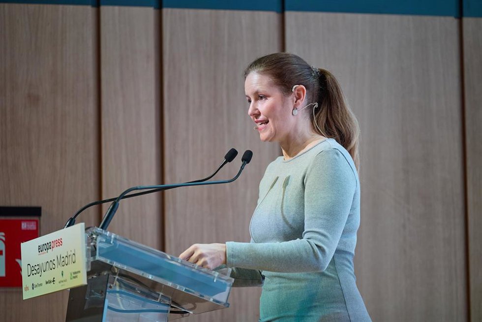 La consejera de Familia, Juventud y Asuntos Sociales de la Comunidad de Madrid, Ana Dávila, interviene durante un desayuno informativo de Europa Press, en el Auditorio Meeting Place, a 27 de febrero de 2024, en Madrid (España).