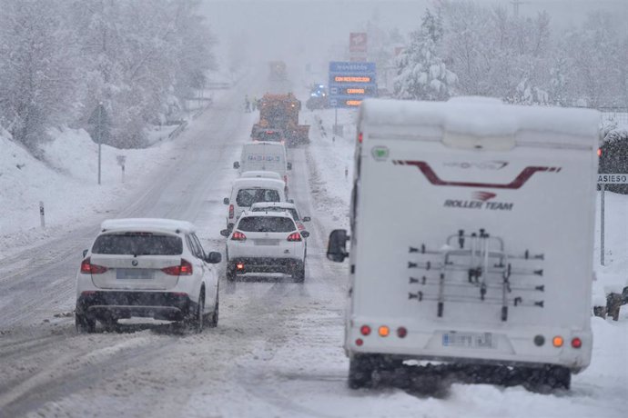 Archivo - Una fila de coches parados en una carretera nevada, a 16 de enero de 2023, en Huesca, Aragón (España).