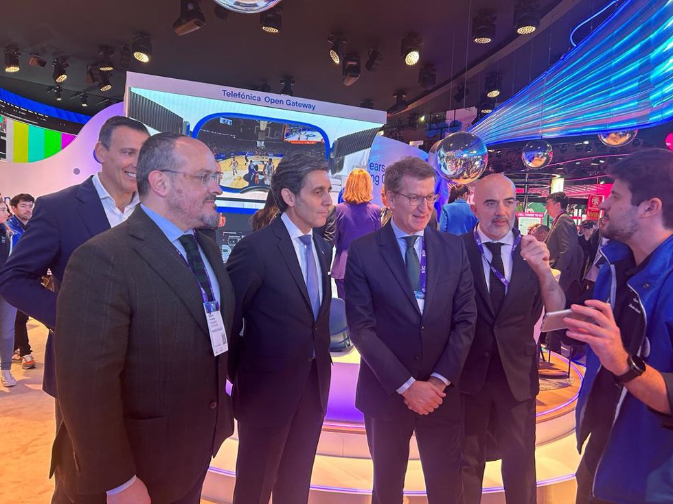 El líder del PP, Alberto Núñez Feijóo, ha visitado el estand de Telefónica tras el anuncio de un SEPI digital del Gobierno